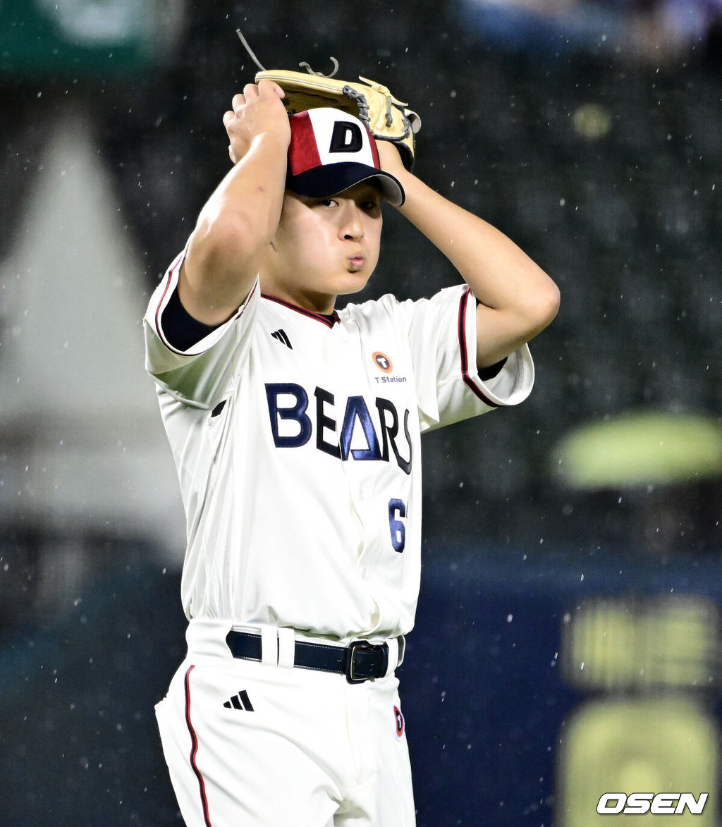 23일 오후 서울 잠실구장에서 2025 신한 SOL Bank KBO리그 두산 베어스와 NC 다이노스의 경기가 열렸다.이날 두산은 콜어빈, NC는 로건 앨런을 선발로 내세웠다.8회초 2사 1루에서 마운드에 오른 두산 김택연이 NC 김주원에 볼넷을 허용하며 아쉬워하고 있다. 2025.05.23 /jpnews@osen.co.kr