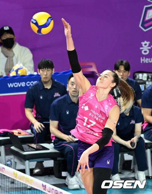 [OSEN=인천, 이대선 기자] 24일 인천 삼산월드체육관에서 프로배구 진에어 2025~26 V리그 흥국생명과 IBK기업은행의 경기가 열렸다.흥국생명은 8승 8패 3위, IBK기업은행 6승 10패로 5위를 기록하고 있다.1세트 흥국생명 레베카가 공격을 시도하고 있다. 2025.12.24 /sunday@osen.co.kr