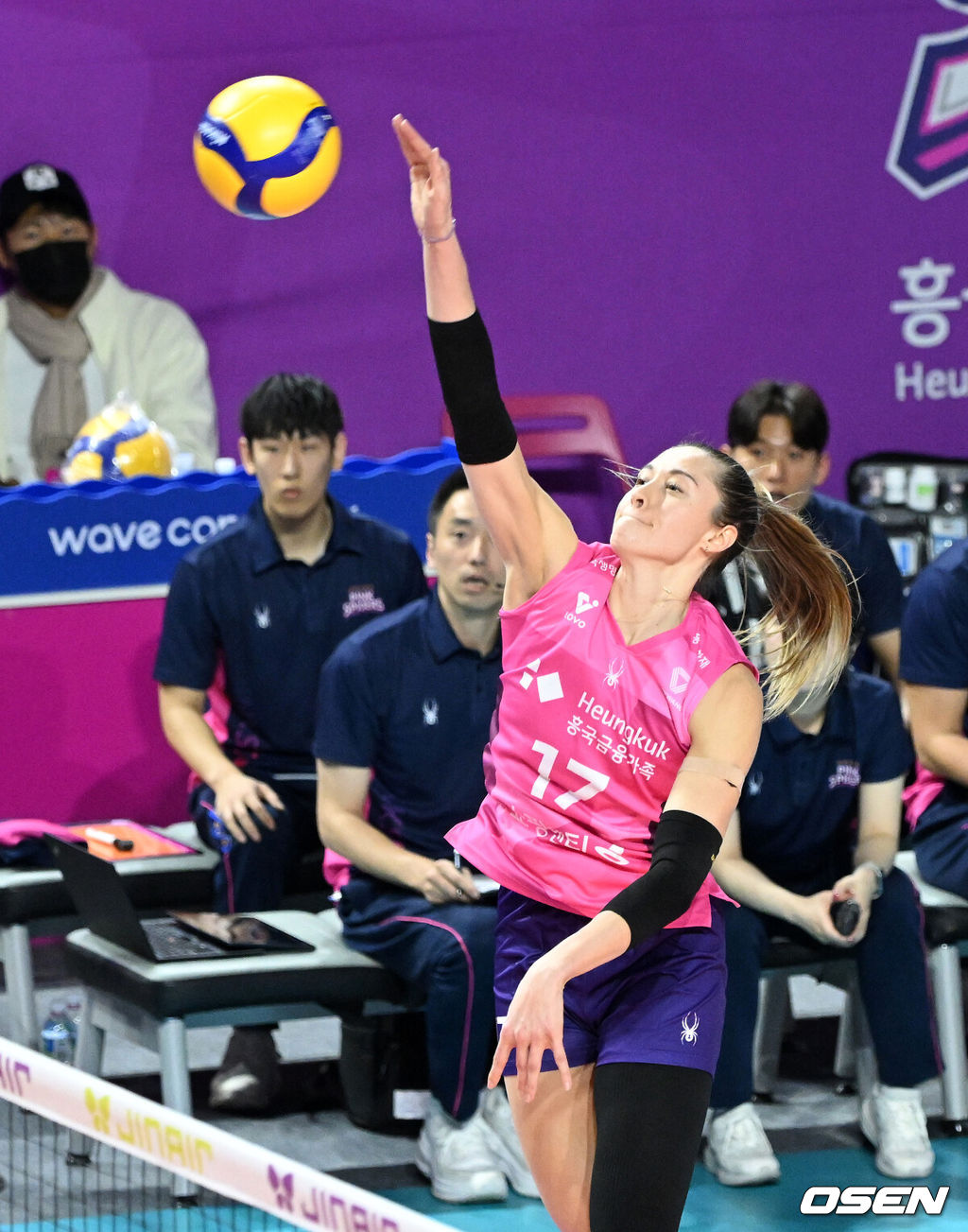 24일 인천 삼산월드체육관에서 프로배구 진에어 2025~26 V리그 흥국생명과 IBK기업은행의 경기가 열렸다.흥국생명은 8승 8패 3위, IBK기업은행 6승 10패로 5위를 기록하고 있다.1세트 흥국생명 레베카가 공격을 시도하고 있다. 2025.12.24 /sunday@osen.co.kr