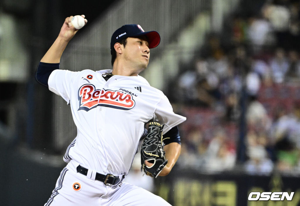 27일 오후 서울 잠실구장에서 ‘2025 신한 SOL Bank KBO리그’ 두산 베어스와 삼성 라이온즈의 경기가 열렸다.두산은 윤태호, 삼성은 가라비토를 선발로 내세웠다.7회초 두산 홍건희가 역투하고 있다. 2025.08.27 /cej@osen.co.kr