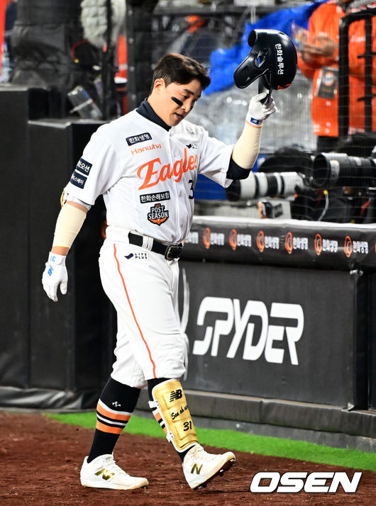 [OSEN=대전, 지형준 기자] 31일 대전 한화생명볼파크에서 2025 신한 SOL Bank KBO리그 포스트시즌 한국시리즈 5차전 한화 이글스와 LG 트윈스의 경기가 열렸다.이날 경기에 한화는 문동주를, LG는 톨허스트를 선발투수로 내세웠다. 8회말 1사 1루에서 한화 손아섭이 병살타로 물러나고 있다. 2025.10.31 /jpnews@osen.co.kr