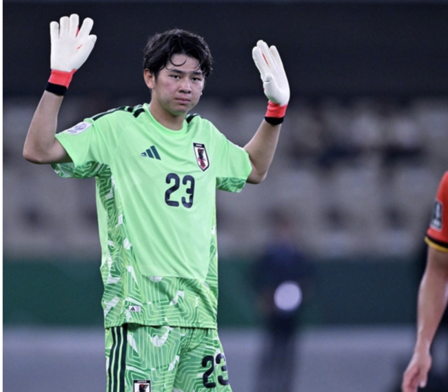 [사진] 베스트골키퍼 상을 수상한 일본의 아라키