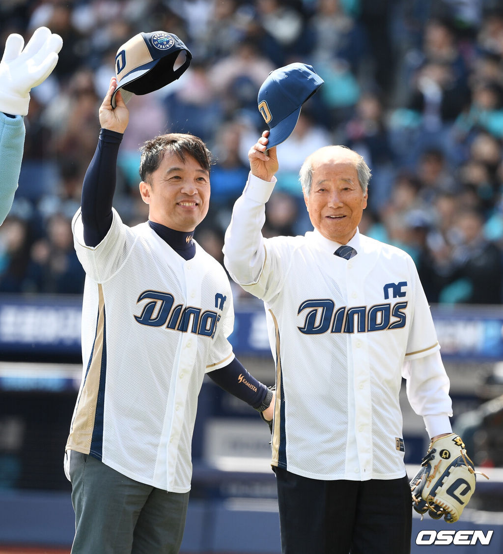 23일 오후 창원NC파크에서 열린 '2019 신한은행 MY CAR KBO리그 개막전' NC 다이노스와 삼성 라이온즈의 경기, 식전행사에서 NC 김택진 구단주와 김성길 원로가 시포, 시구를 마치고 인사를 하고 있다. /jpnews@osen.co.kr