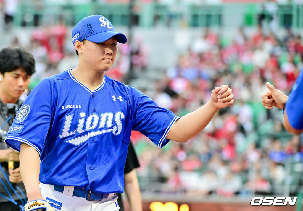 11일 인천 SSG랜더스필드에서 ‘2025 신한 SOL뱅크 KBO리그’ 준플레이오프(5전 3선승제) 2차전 SSG 랜더스와 삼성 라이온즈의 경기가 열렸다.SSG는 김건우, 삼성은 헤르손 가라비토를 선발 투수로 내세웠다.8회말 2타자 연속 3구삼진으로 잡으며 이닝을 종료한 삼성 배찬승이 동료들의 축하를 받으며 마운드를 내려가고 있다.  2025.10.11 / soul1014@osen.co.kr