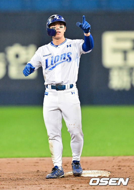 [OSEN=대구, 박준형 기자] 13일 대구 삼성라이온즈파크에서 ‘2025 신한 SOL뱅크 KBO리그’ 준플레이오프(5전 3선승제) 3차전 삼성 라이온즈와 SSG 랜더스의 경기가 열렸다삼성은 원태인, 방문팀 SSG은 드류 앤더슨을 선발로 내세웠다.5회말 1사 2루 삼성 김성윤이 1타점 적시 2루타를 날리고 세리머니를 하고 있다.  2025.10.13 / soul1014@osen.co.kr