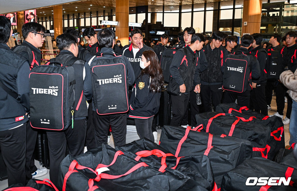 2026시즌 스프링캠프 나서는 KIA 코칭스태프와 외국인 선수들이 23일 김포국제공항을 통해 일본 아마미오시마로 출국했다.지난해 미국 캘리포니아 어바인에서 훈련했던 KIA는 일본 가고시마현의 외딴섬인 아마미오시마로 1차 훈련지로 정했다. KIA 선수들이 출국길에 오르고 있다. 2026.01.23 / rumi@osen.co.kr