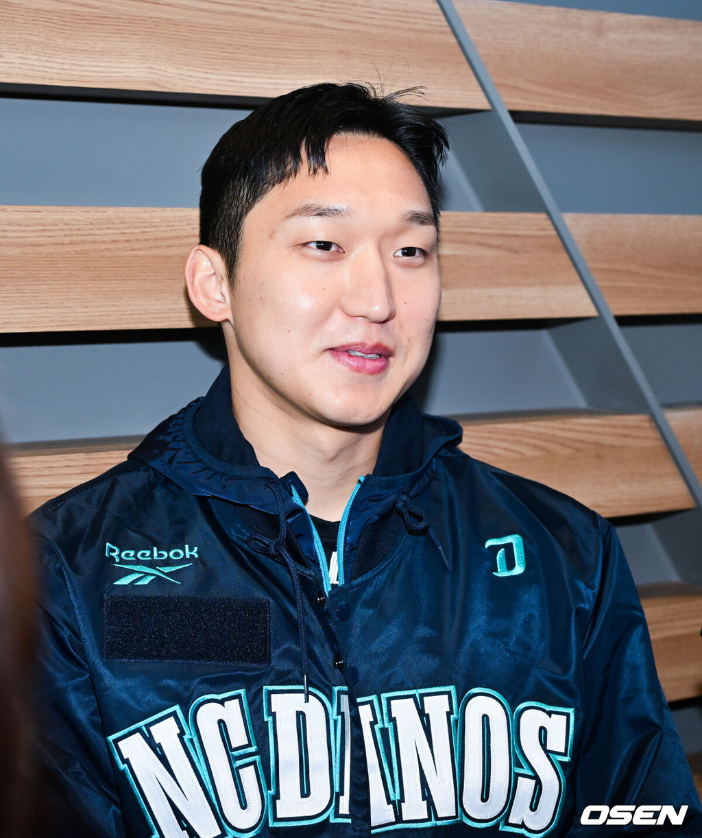 프로야구 NC 다이노스가 스프링캠프를 위해 24일 오후 인천국제공항을 통해 미국 LA로 출국했다.NC 스프링캠프 본진은 로스앤젤레스에 도착한 후 미국 국내선을 경유해 애리조나 투손으로 이동할 예정이다.NC 구창모가 출국길에 오르며 인터뷰를 하고 있다. 2026.01.24 / rumi@osen.co.kr