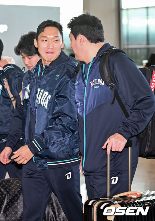 [OSEN=인천공항, 민경훈 기자] 프로야구 NC 다이노스가 스프링캠프를 위해 24일 오후 인천국제공항을 통해 미국 LA로 출국했다.NC 스프링캠프 본진은 로스앤젤레스에 도착한 후 미국 국내선을 경유해 애리조나 투손으로 이동할 예정이다.NC 구창모와 서재응 코치가 출국길에 오르며 즐겁게 얘기를 나누고 있다. 2026.01.24 / rumi@osen.co.kr
