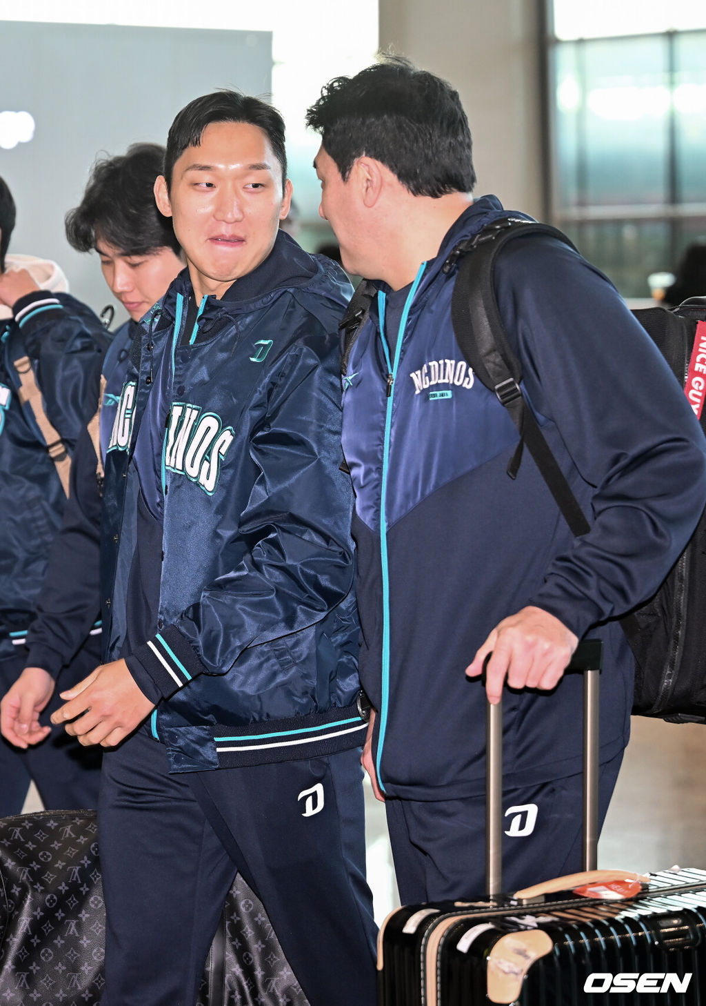 프로야구 NC 다이노스가 스프링캠프를 위해 24일 오후 인천국제공항을 통해 미국 LA로 출국했다.NC 스프링캠프 본진은 로스앤젤레스에 도착한 후 미국 국내선을 경유해 애리조나 투손으로 이동할 예정이다.NC 구창모와 서재응 코치가 출국길에 오르며 즐겁게 얘기를 나누고 있다. 2026.01.24 / rumi@osen.co.kr