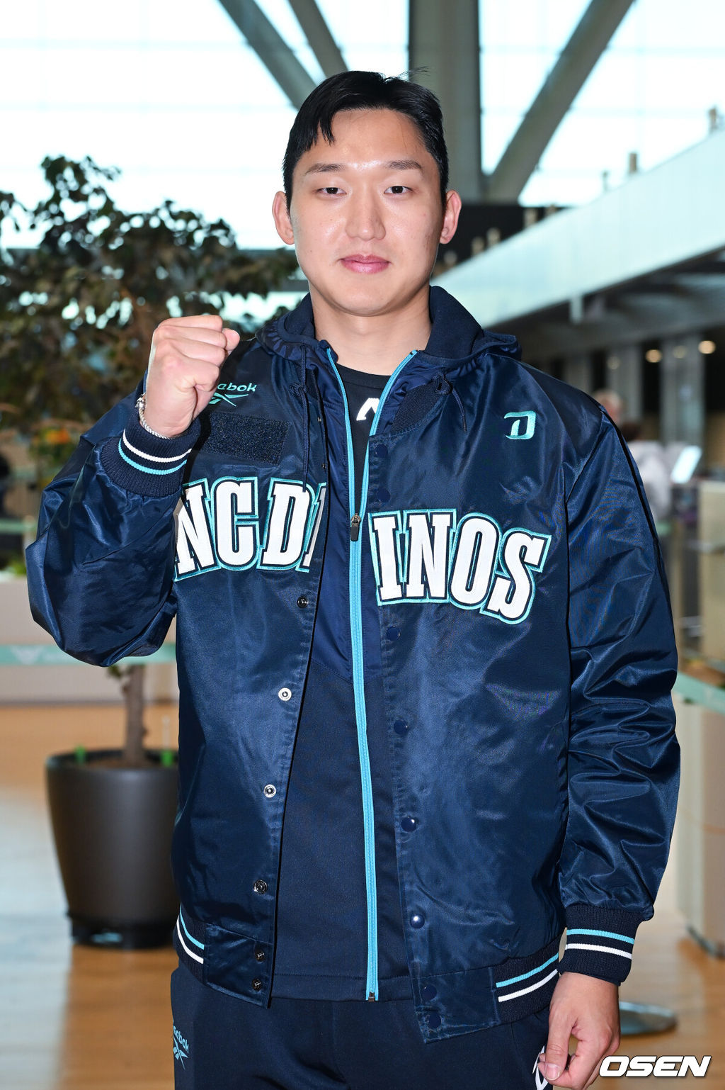 프로야구 NC 다이노스가 스프링캠프 위해 24일 오후 인천국제공항을 통해 미국 LA로 출국했다.NC 스프링캠프 본진은 로스앤젤레스에 도착한 후 미국 국내선을 경유해 애리조나 투손으로 이동할 예정이다.NC 구창모가 출국길에 오르며 포즈를 취하고 있다. 2026.01.24 / rumi@osen.co.kr