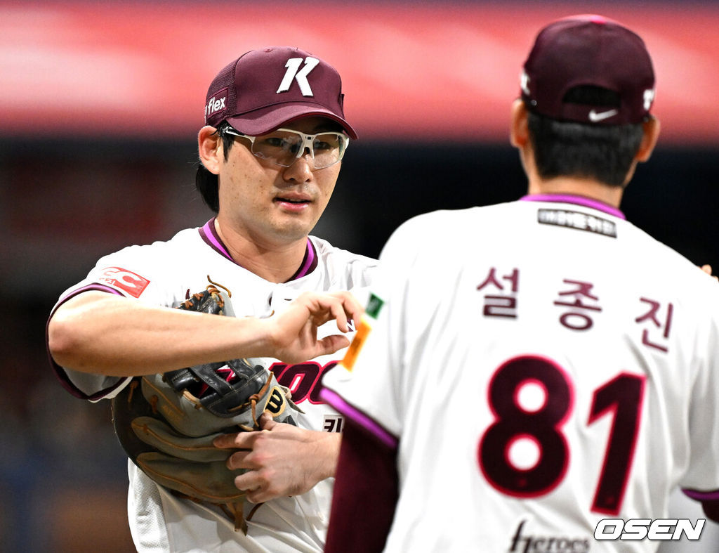 프로야구 최하위 키움 히어로즈가 1위 LG 트윈스에 뼈아픈 패배를 안겼다. 키움은 9일 서울 고척스카이돔에서 열린 ‘2025 신한은행 SOL Bank KBO리그’ LG와의 경기에서 11-2로 승리했다. 경기 종료 후 키움 임지열이 설종진 감독대행과 승리의 기쁨을 나누고 있다. 2025.09.09 /sunday@osen.co.kr