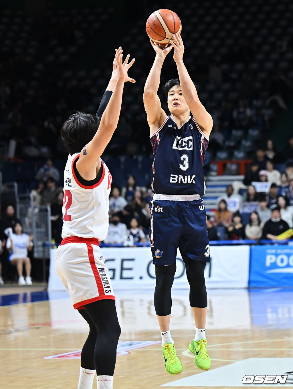 25일 부산 사직체육관에서 2025-2026 LG전자 프로농구 부산 KCC와 서울 SK의 경기가 열렸다.부상자 복귀에도 완전한 경기력을 회복하지 못한 KCC와 강행군 속 주전 안영준까지 이탈한 SK가 정상 전력이 아닌 상태로 맞대결을 펼친다.부산 KCC 허웅이 서울 SK 오재현의 마크를 피해 3점슛을 시도하고 있다. 2026.01.25 / foto0307@osen.co.kr