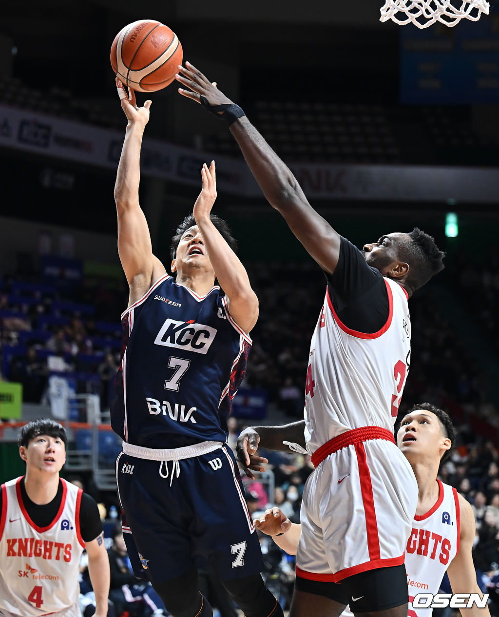 25일 부산 사직체육관에서 2025-2026 LG전자 프로농구 부산 KCC와 서울 SK의 경기가 열렸다.부상자 복귀에도 완전한 경기력을 회복하지 못한 KCC와 강행군 속 주전 안영준까지 이탈한 SK가 정상 전력이 아닌 상태로 맞대결을 펼친다.부산 KCC 허훈이 서울 SK 자밀 워니의 마크를 피해 골밑슛을 시도하고 있다. 2026.01.25 / foto0307@osen.co.kr
