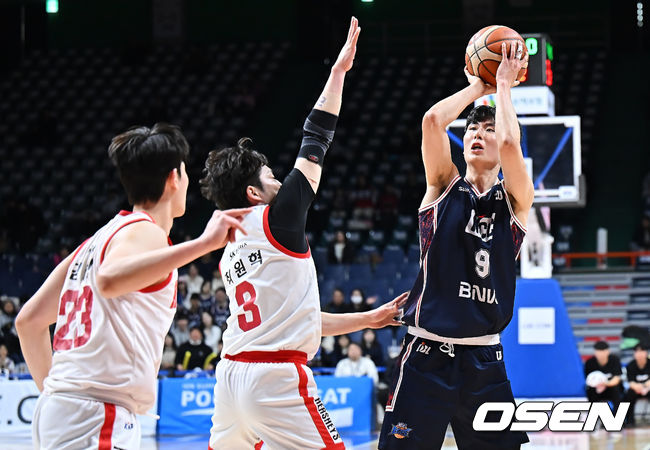 [OSEN=부산, 이석우 기자] 25일 부산 사직체육관에서 2025-2026 LG전자 프로농구 부산 KCC와 서울 SK의 경기가 열렸다.부상자 복귀에도 완전한 경기력을 회복하지 못한 KCC와 강행군 속 주전 안영준까지 이탈한 SK가 정상 전력이 아닌 상태로 맞대결을 펼친다.부산 KCC 송교창이 서울 SK 최원혁의 마크를 피해 골밑슛을 시도하고 있다. 2026.01.25 / foto0307@osen.co.kr