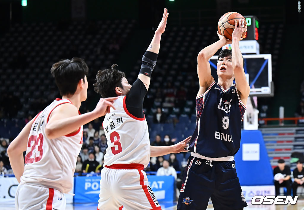 25일 부산 사직체육관에서 2025-2026 LG전자 프로농구 부산 KCC와 서울 SK의 경기가 열렸다.부상자 복귀에도 완전한 경기력을 회복하지 못한 KCC와 강행군 속 주전 안영준까지 이탈한 SK가 정상 전력이 아닌 상태로 맞대결을 펼친다.부산 KCC 송교창이 서울 SK 최원혁의 마크를 피해 골밑슛을 시도하고 있다. 2026.01.25 / foto0307@osen.co.kr