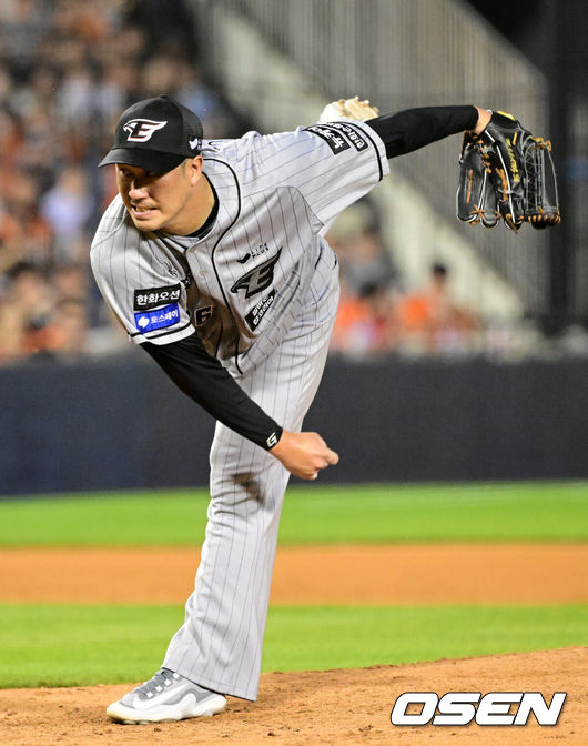 [OSEN=잠실, 지형준 기자] 13일 오후 서울 잠실야구장에서 2024 신한 SOL Bank KBO리그 두산 베어스와 한화 이글스의 경기가 열렸다.이날 두산은 최원준, 한화는 산체스를 선발로 내세웠다.7회말 한화 장민재가 역투하고 있다. 2024.06.13 / jpnews@osen.co.kr