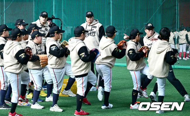 [OSEN=서산, 최규한 기자] 17일 충남 서산시 한화이글스2군훈련장에서 &nbsp;‘제2회 2025 류현진재단 유소년 야구캠프 CAMP RYU99’가 열렸다.지난해 이어 두 번째 개최되는 CAMP RYU99에는 대전·충남 지역 초등학교 야구부 5학년 학생 50명이 참가했다. 이날 야구캠프는 류현진 이사장을 비롯해&nbsp;양의지(두산 베어스), 황재균(KT 위즈),&nbsp;박건우(NC 다이노스),&nbsp;오지환(LG 트윈스), 강백호, 문동주, 문현빈(이상 한화 이글스), 장민재, 김진영(이상 전 한화 이글스), 장세홍 전문 트레이너 등 총 11명의 전·현직 야구선수 및 코치가 참여해 유소년 선수들을 지도하며 뜻깊은 시간을 가졌다.한화 류현진-장민재-문동주가 유소년 선수들을 지도하고 있다. 2025.12.17 / dreamer@osen.co.kr