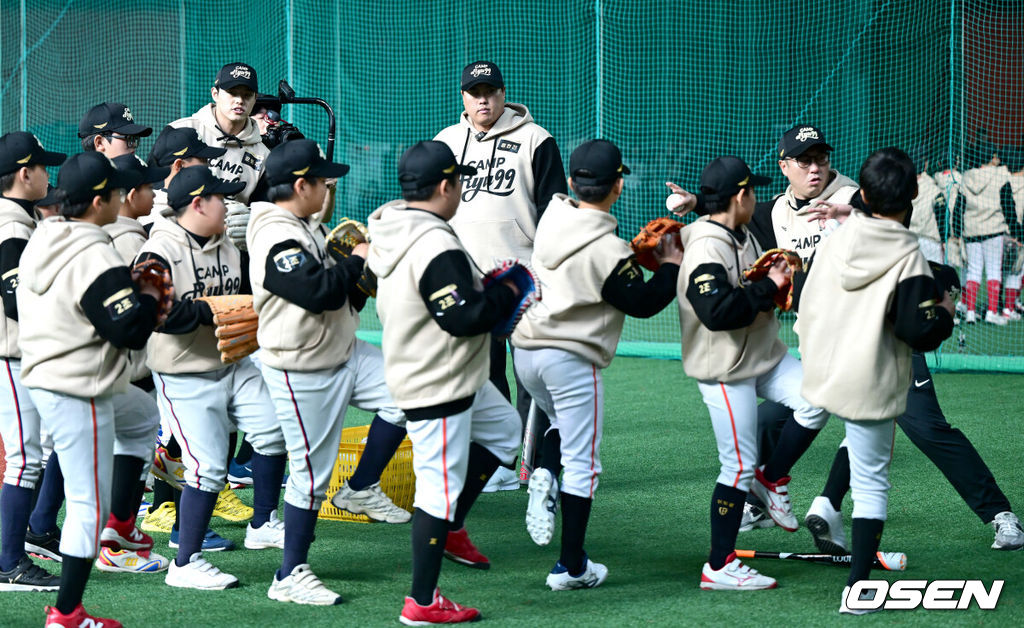 17일 충남 서산시 한화이글스2군훈련장에서  ‘제2회 2025 류현진재단 유소년 야구캠프 CAMP RYU99’가 열렸다.지난해 이어 두 번째 개최되는 CAMP RYU99에는 대전·충남 지역 초등학교 야구부 5학년 학생 50명이 참가했다. 이날 야구캠프는 류현진 이사장을 비롯해 양의지(두산 베어스), 황재균(KT 위즈), 박건우(NC 다이노스), 오지환(LG 트윈스), 강백호, 문동주, 문현빈(이상 한화 이글스), 장민재, 김진영(이상 전 한화 이글스), 장세홍 전문 트레이너 등 총 11명의 전·현직 야구선수 및 코치가 참여해 유소년 선수들을 지도하며 뜻깊은 시간을 가졌다.한화 류현진-장민재-문동주가 유소년 선수들을 지도하고 있다. 2025.12.17 / dreamer@osen.co.kr