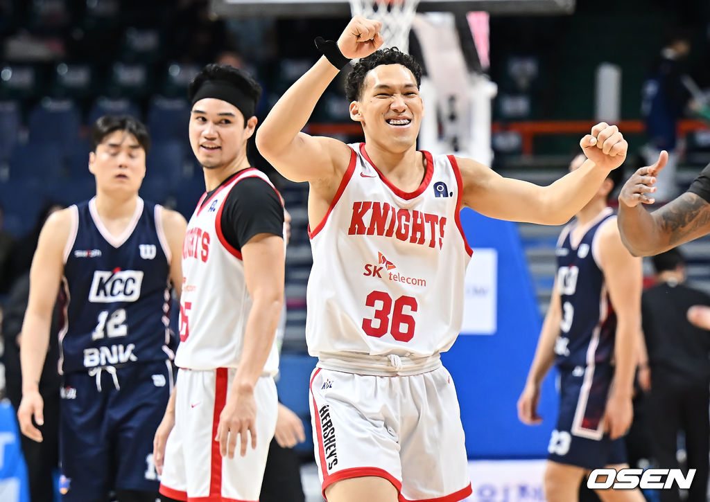 25일 부산 사직체육관에서 2025-2026 LG전자 프로농구 부산 KCC와 서울 SK의 경기가 열렸다.부상자 복귀에도 완전한 경기력을 회복하지 못한 KCC와 강행군 속 주전 안영준까지 이탈한 SK가 정상 전력이 아닌 상태로 맞대결을 펼쳤다.서울 SK 에디 다니엘이 102-72로 대승을 거두고 기뻐하고 있다. 2026.01.25 / foto0307@osen.co.kr