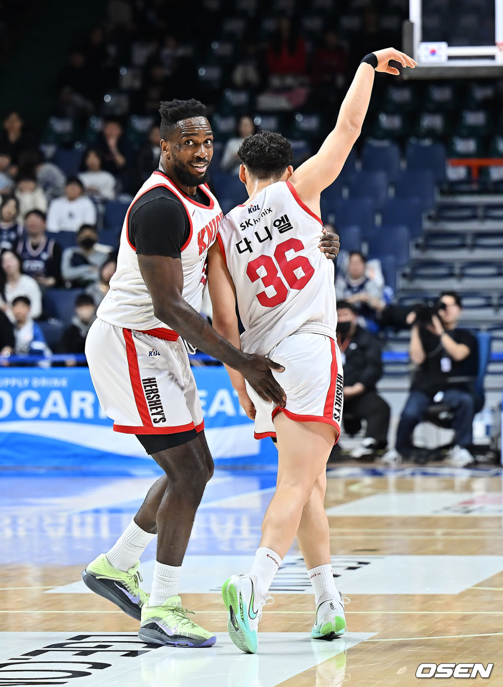 25일 부산 사직체육관에서 2025-2026 LG전자 프로농구 부산 KCC와 서울 SK의 경기가 열렸다.부상자 복귀에도 완전한 경기력을 회복하지 못한 KCC와 강행군 속 주전 안영준까지 이탈한 SK가 정상 전력이 아닌 상태로 맞대결을 펼친다.서울 SK 에디 다니엘이 3점슛을 성공하고 자밀 워니의 축하를 받고 있다. 2026.01.25 / foto0307@osen.co.kr