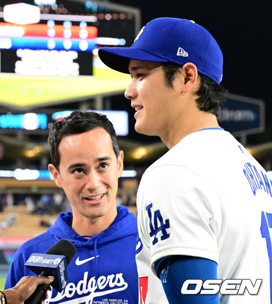 [OSEN=지형준 기자] LA 다저스 오타니 쇼헤이(오른쪽)가 통역 윌 아이어튼을 통해 방송 인터뷰를 하고 있다. 2024.04.04 /jpnews@osen.co.kr