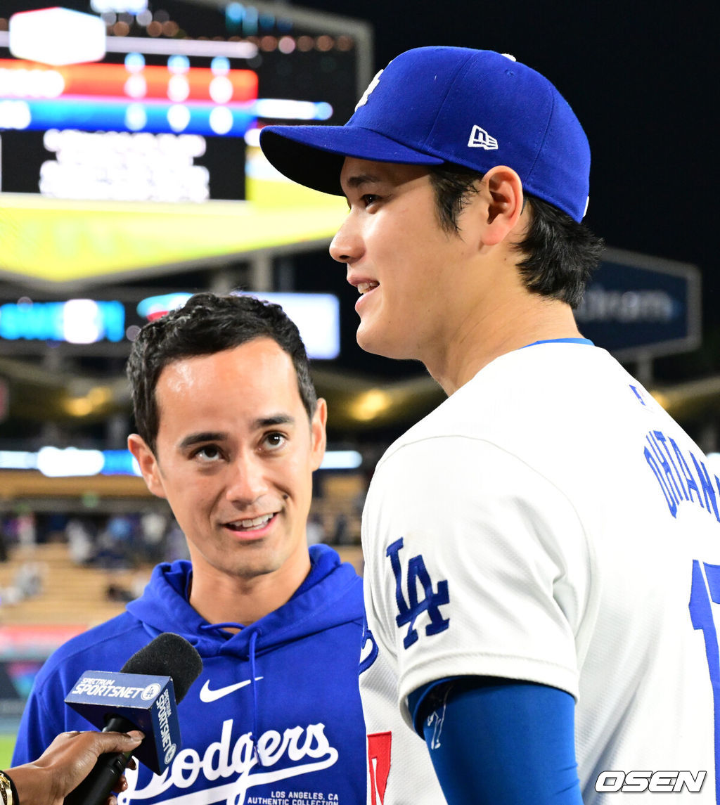 LA 다저스 오타니 쇼헤이(오른쪽)가 통역 윌 아이어튼을 통해 방송 인터뷰를 하고 있다. 2024.04.04 /jpnews@osen.co.kr