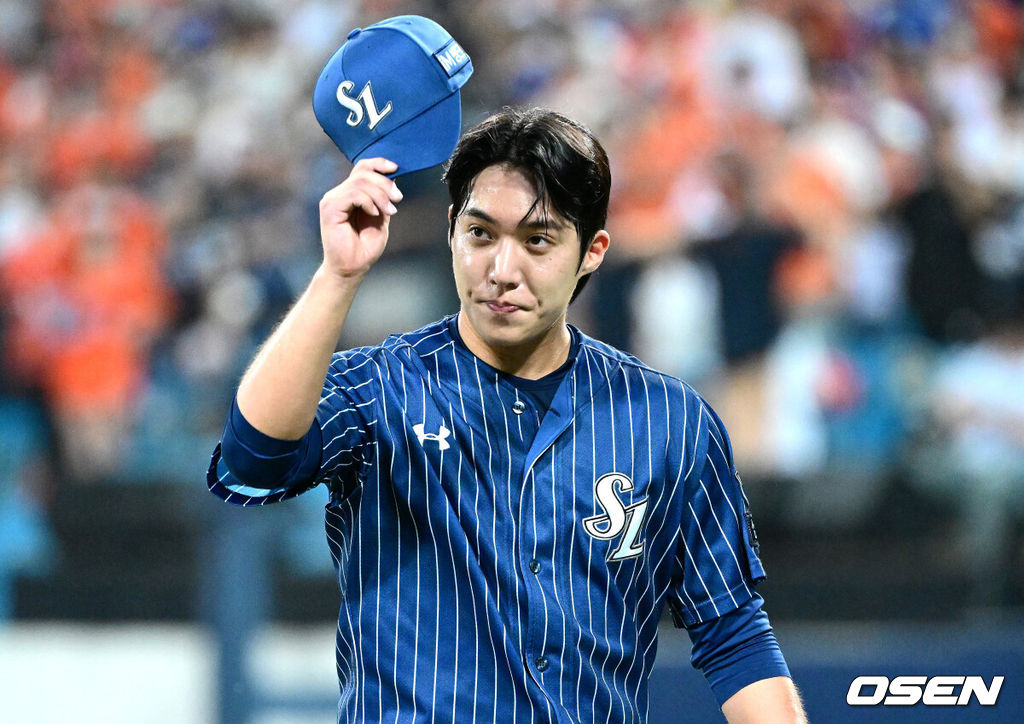 7일 대구삼성라이온즈파크에서 ‘2025 신한 SOL Bank KBO리그’ 삼성 라이온즈와 한화 이글스의 경기가 열렸다.홈팀 삼성은 원태인, 방문팀 한화는 황준서를 선발로 내세웠다.7회초 1사 1, 2루 상황 삼성 선발 원태인이 마운드를 내려오며 팬들의 환호에 모자를 벗어 인사하고 있다. 2025.09.06 / dreamer@osen.co.kr