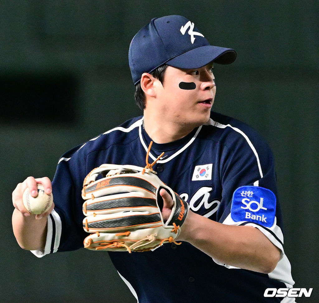 15일 일본 도쿄돔에서 ‘2025 NAVER K-BASEBALL SERIES’ 대한민국과 일본의 1차전 경기가 열렸다.한국은 곽빈, 일본은 소타니 류헤이를 선발투수로 내세웠다.3회말 무사 1루에서 대한민국 노시환이 사카모토의 3루땅볼을 처리하고 있다. 2025.11.15. /cej@osen.co.kr