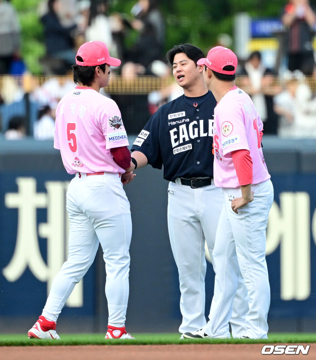 2일 오후 광주-기아 챔피언스필드에서 2025 신한 SOL Bank KBO리그 KIA 타이거즈와 한화 이글스의 경기가 열렸다.5연승에 도전하는 한화는 엄상백을, 연패를 막아야 하는 KIA는 아담 올러를 선발로 내세웠다.경기에 앞서 한화 노시환이 KIA 김도영, 최원준과 인사를 나누고 있다. 2025.05.02 /jpnews@osen.co.kr
