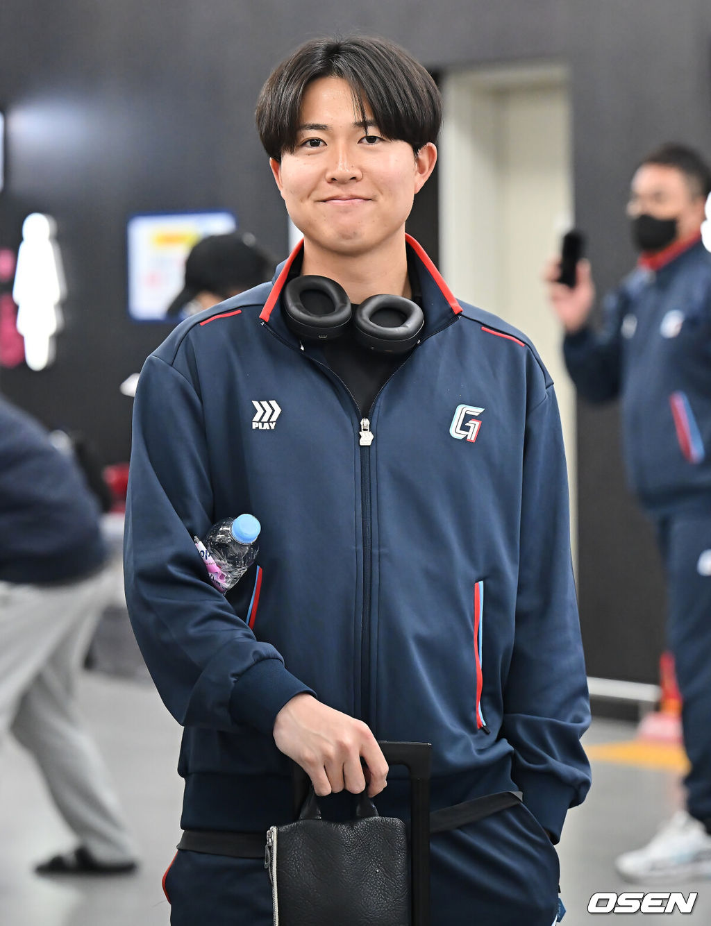 롯데 자이언츠 선수단이 25일 김해공항을 통해 전지훈련지인 대만 타이난으로 출국했다.김태형 감독 등 코치진과 투수 20명, 포수 5명, 내야수 9명, 외야수 7명 등 총 41명의 선수단이 1월 20일까지 1차 캠프에서 체력 강화와 기술 훈련을 치른 뒤 21일부터 3월 5일까지 일본 미야자키로 옮겨 2차 캠프에서 구춘리그에 참가해 실전 감각을 점검한다. 롯데 자이언츠 쿄야마가 출국을 하고 있다. 2026.01.25 / foto0307@osen.co.kr