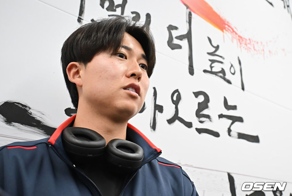 롯데 자이언츠 선수단이 25일 김해공항을 통해 전지훈련지인 대만 타이난으로 출국했다.김태형 감독 등 코치진과 투수 20명, 포수 5명, 내야수 9명, 외야수 7명 등 총 41명의 선수단이 1월 20일까지 1차 캠프에서 체력 강화와 기술 훈련을 치른 뒤 21일부터 3월 5일까지 일본 미야자키로 옮겨 2차 캠프에서 구춘리그에 참가해 실전 감각을 점검한다. 롯데 자이언츠 쿄야마가 인터뷰를 하고 있다. 2026.01.25 / foto0307@osen.co.kr