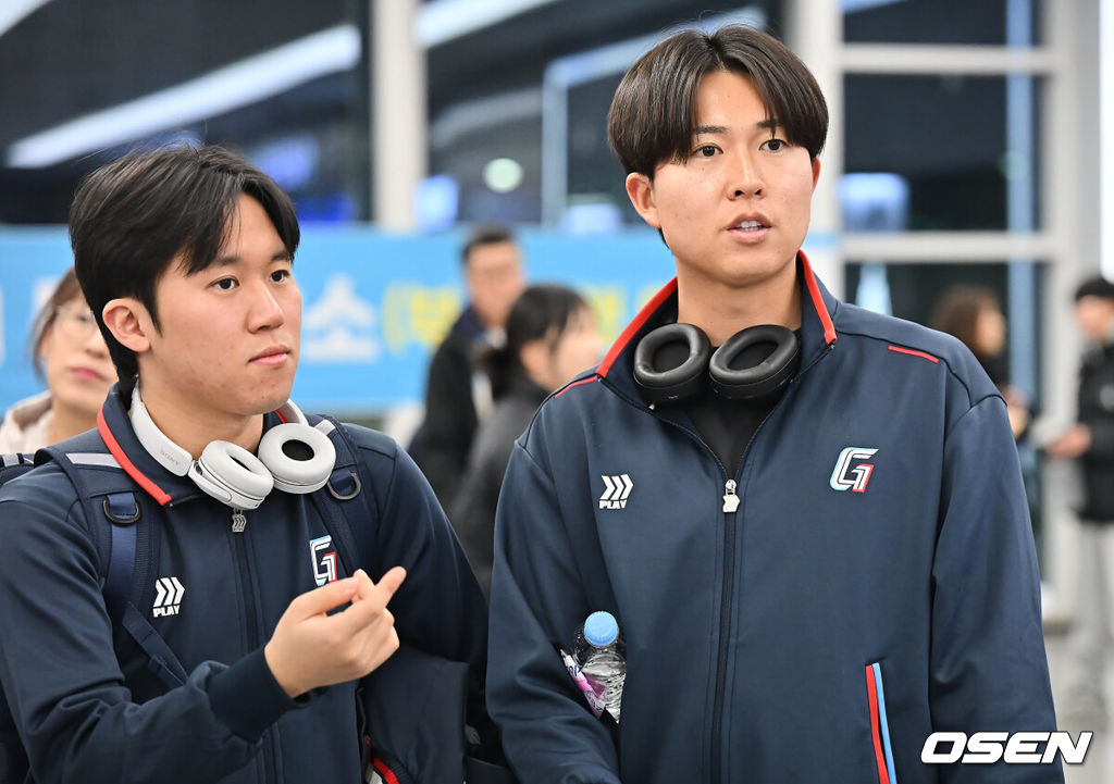 롯데 자이언츠 선수단이 25일 김해공항을 통해 전지훈련지인 대만 타이난으로 출국했다.김태형 감독 등 코치진과 투수 20명, 포수 5명, 내야수 9명, 외야수 7명 등 총 41명의 선수단이 1월 20일까지 1차 캠프에서 체력 강화와 기술 훈련을 치른 뒤 21일부터 3월 5일까지 일본 미야자키로 옮겨 2차 캠프에서 구춘리그에 참가해 실전 감각을 점검한다. 롯데 자이언츠 쿄야마가 출국을 하고 있다. 2026.01.25 / foto0307@osen.co.kr