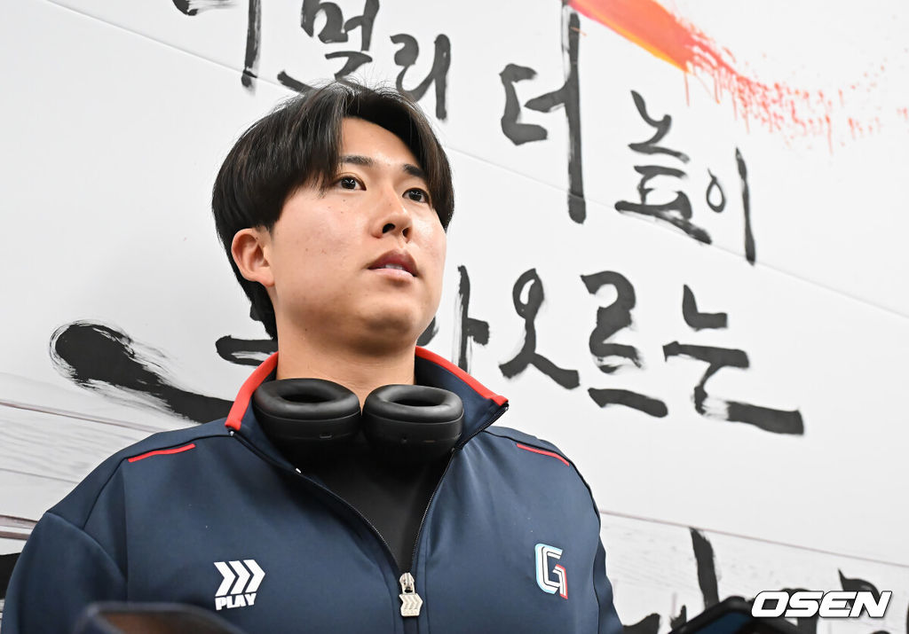 롯데 자이언츠 선수단이 25일 김해공항을 통해 전지훈련지인 대만 타이난으로 출국했다.김태형 감독 등 코치진과 투수 20명, 포수 5명, 내야수 9명, 외야수 7명 등 총 41명의 선수단이 1월 20일까지 1차 캠프에서 체력 강화와 기술 훈련을 치른 뒤 21일부터 3월 5일까지 일본 미야자키로 옮겨 2차 캠프에서 구춘리그에 참가해 실전 감각을 점검한다. 롯데 자이언츠 쿄야마가 인터뷰를 하고 있다. 2026.01.25 / foto0307@osen.co.kr