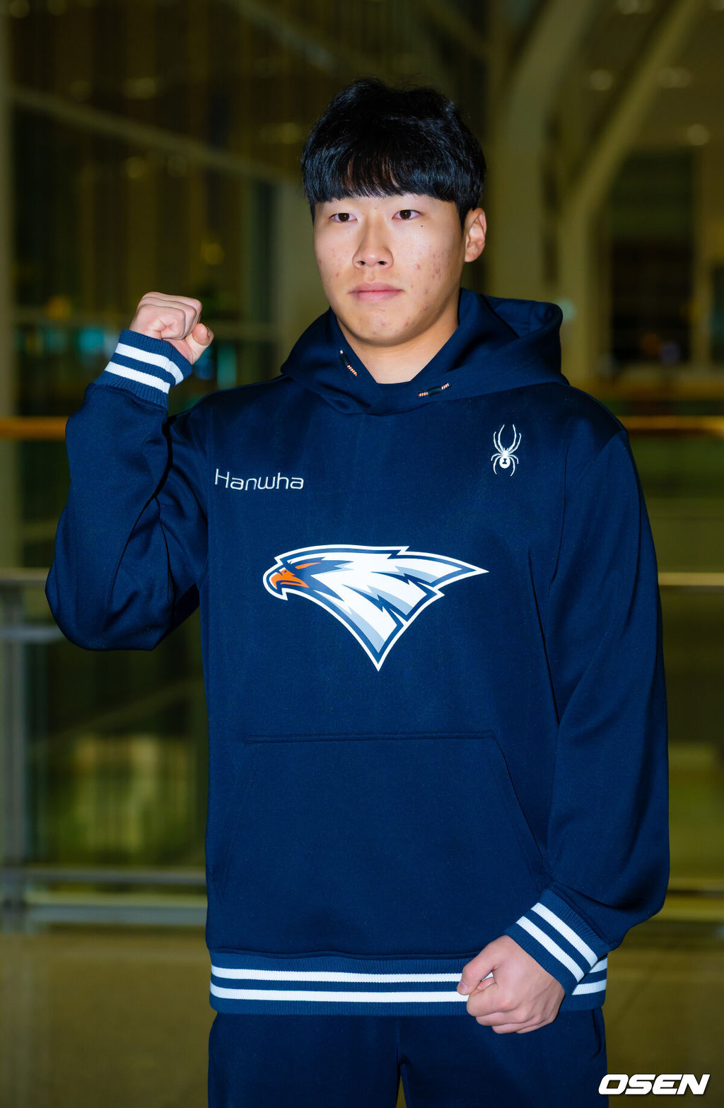 프로야구 한화 이글스가 2026 시즌을 준비하기 위해 23일 오전 인천공항을 통해 호주 멜버른으로 1차 스프링캠프를 떠났다.김경문 감독이 이끄는 한화 선수단은 코치진 17명, 선수 46명을 합해 63명으로 1차 스프링캠프 명단을 꾸렸다.한화 최유빈이 출국을 앞두고 포즈를 취하고 있다. 2026.01.23 / rumi@osen.co.kr