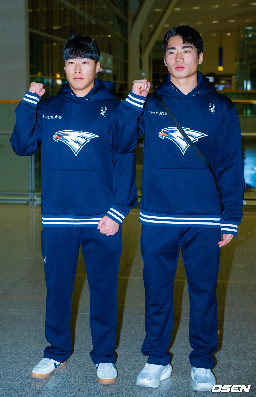 프로야구 한화 이글스가 2026 시즌을 준비하기 위해 23일 오전 인천공항을 통해 호주 멜버른으로 1차 스프링캠프를 떠났다.김경문 감독이 이끄는 한화 선수단은 코치진 17명, 선수 46명을 합해 63명으로 1차 스프링캠프 명단을 꾸렸다.한화 최유빈과 오재원이 출국을 앞두고 포즈를 취하고 있다. 2026.01.23 / rumi@osen.co.kr