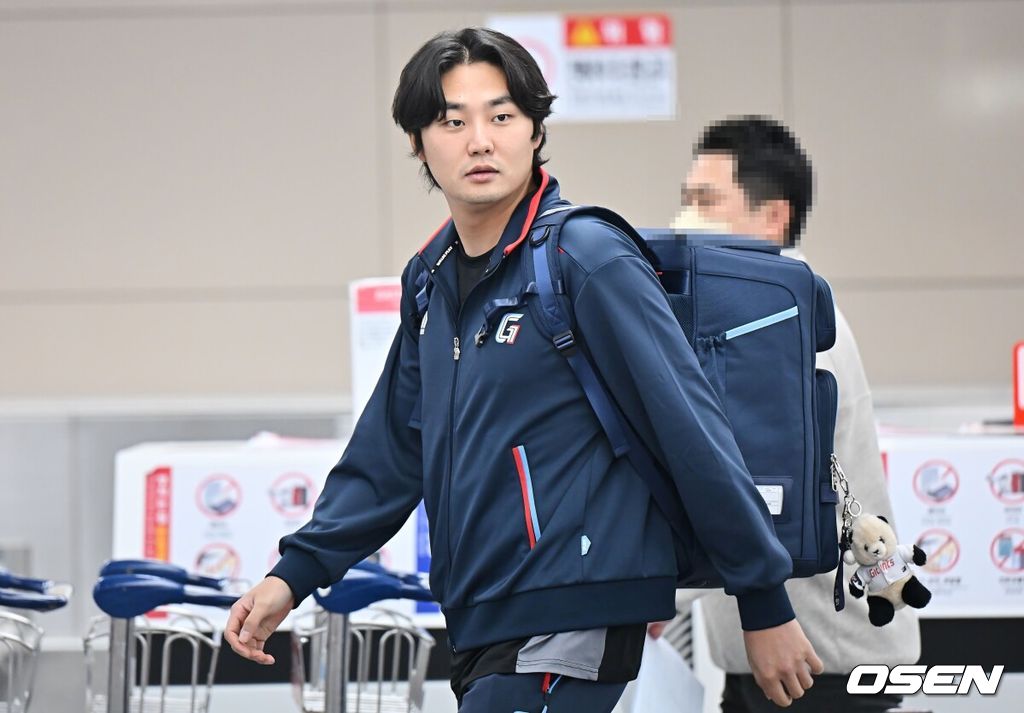 롯데 자이언츠 선수단이 25일 김해공항을 통해 전지훈련지인 대만 타이난으로 출국했다.김태형 감독 등 코치진과 투수 20명, 포수 5명, 내야수 9명, 외야수 7명 등 총 41명의 선수단이 1월 20일까지 1차 캠프에서 체력 강화와 기술 훈련을 치른 뒤 21일부터 3월 5일까지 일본 미야자키로 옮겨 2차 캠프에서 구춘리그에 참가해 실전 감각을 점검한다. 롯데 자이언츠 정철원이 출국하고 있다. 2026.01.25 / foto0307@osen.co.kr