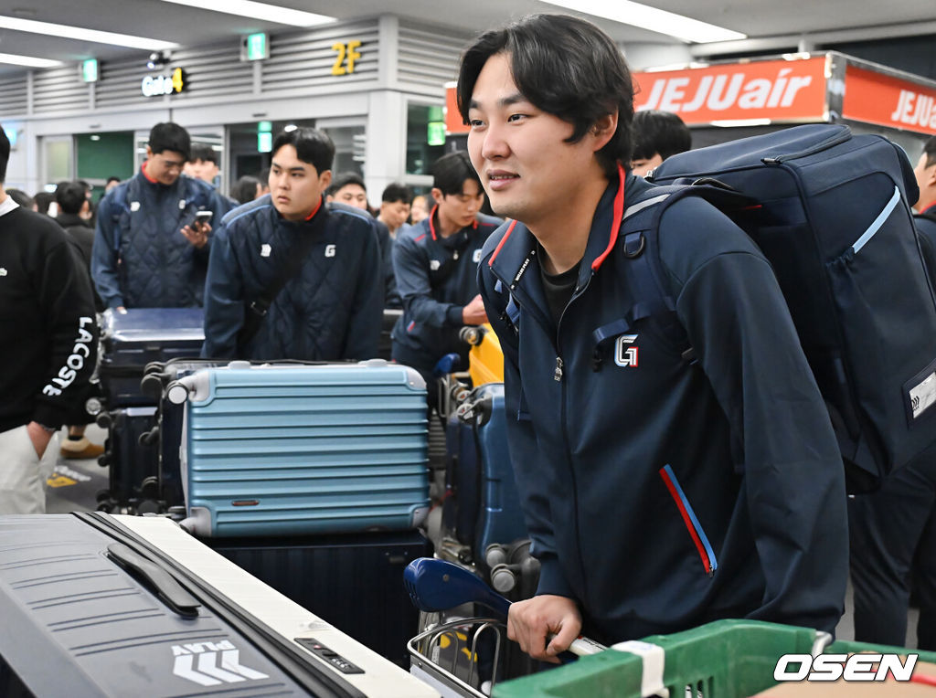 롯데 자이언츠 선수단이 25일 김해공항을 통해 전지훈련지인 대만 타이난으로 출국했다.김태형 감독 등 코치진과 투수 20명, 포수 5명, 내야수 9명, 외야수 7명 등 총 41명의 선수단이 1월 20일까지 1차 캠프에서 체력 강화와 기술 훈련을 치른 뒤 21일부터 3월 5일까지 일본 미야자키로 옮겨 2차 캠프에서 구춘리그에 참가해 실전 감각을 점검한다. 롯데 자이언츠 정철원이 출국하고 있다. 2026.01.25 / foto0307@osen.co.kr