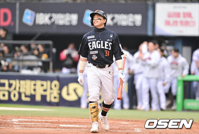 26일 오후 서울 잠실야구장에서 2025 신한 SOL Bank KBO리그 포스트시즌 한국시리즈 1차전 LG 트윈스와 한화 이글스의 경기가 열렸다.LG는 앤더스 톨허스트, 한화는 문동주를 선발 투수로 내세웠다.5회초 2사 3루 한화 손아섭이 헛스윙 삼진아웃된뒤 아쉬워하고 있다. 2025.10.26 / soul1014@osen.co.kr