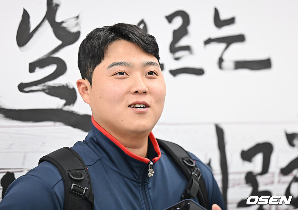 롯데 자이언츠 선수단이 25일 김해공항을 통해 전지훈련지인 대만 타이난으로 출국했다.김태형 감독 등 코치진과 투수 20명, 포수 5명, 내야수 9명, 외야수 7명 등 총 41명의 선수단이 1월 20일까지 1차 캠프에서 체력 강화와 기술 훈련을 치른 뒤 21일부터 3월 5일까지 일본 미야자키로 옮겨 2차 캠프에서 구춘리그에 참가해 실전 감각을 점검한다. 롯데 자이언츠 한동희가 인터뷰를 하고 있다. 2026.01.25 / foto0307@osen.co.kr