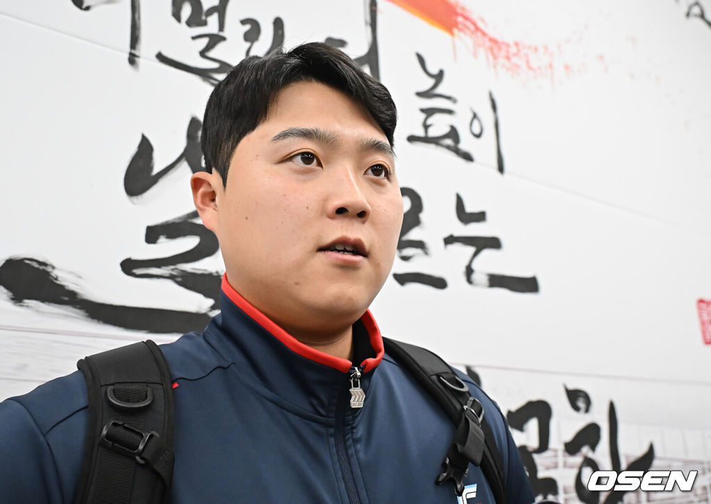 롯데 자이언츠 선수단이 25일 김해공항을 통해 전지훈련지인 대만 타이난으로 출국했다.김태형 감독 등 코치진과 투수 20명, 포수 5명, 내야수 9명, 외야수 7명 등 총 41명의 선수단이 1월 20일까지 1차 캠프에서 체력 강화와 기술 훈련을 치른 뒤 21일부터 3월 5일까지 일본 미야자키로 옮겨 2차 캠프에서 구춘리그에 참가해 실전 감각을 점검한다. 롯데 자이언츠 한동희가 인터뷰를 하고 있다. 2026.01.25 / foto0307@osen.co.kr