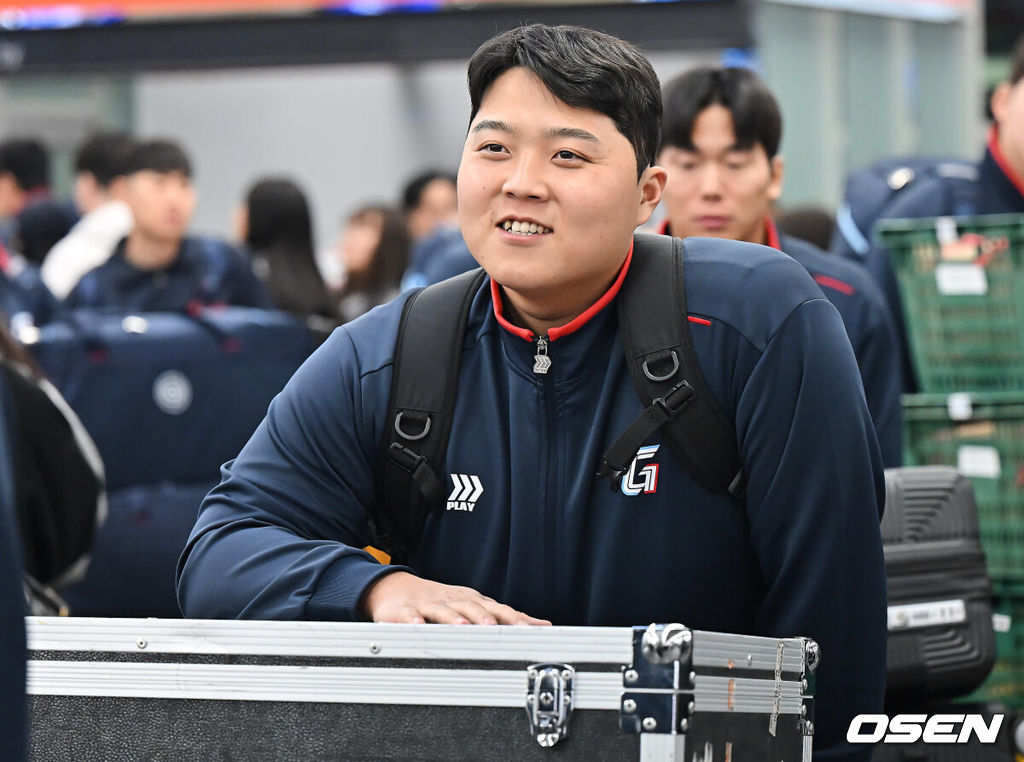 롯데 자이언츠 선수단이 25일 김해공항을 통해 전지훈련지인 대만 타이난으로 출국했다.김태형 감독 등 코치진과 투수 20명, 포수 5명, 내야수 9명, 외야수 7명 등 총 41명의 선수단이 1월 20일까지 1차 캠프에서 체력 강화와 기술 훈련을 치른 뒤 21일부터 3월 5일까지 일본 미야자키로 옮겨 2차 캠프에서 구춘리그에 참가해 실전 감각을 점검한다. 롯데 자이언츠 한동희가 출국을 하고 있다. 2026.01.25 / foto0307@osen.co.kr