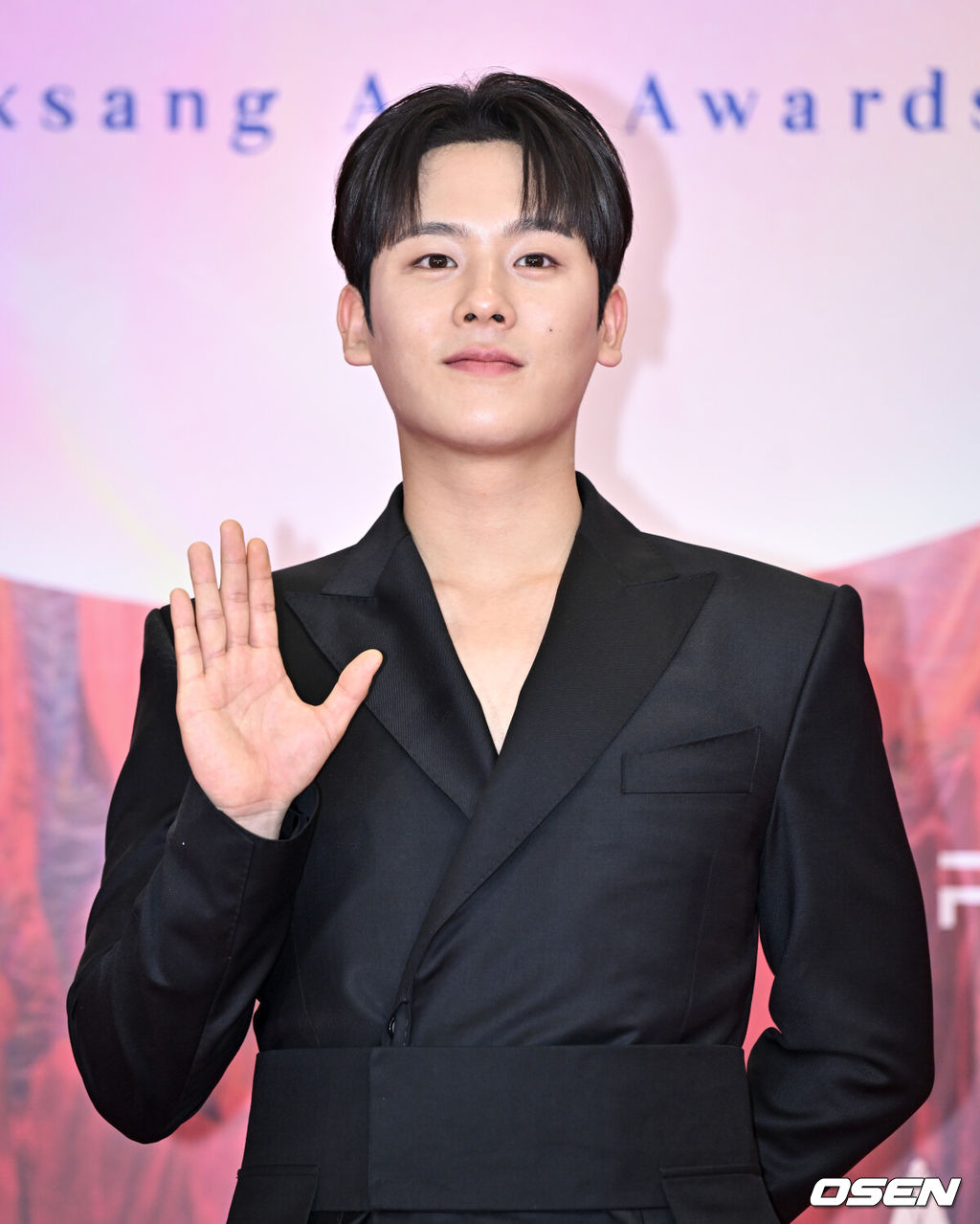 제 60회 백상예술대상 레드카펫 행사가 7일 서울 강남구 코엑스에서 열렸다.'60회 백상예술대상’에는 지난 1년간 TV·영화·연극 분야에서 활약한 대중문화 예술계 종사자들이 총출동한다. 지난해에 이어 관객과 함께 즐기는 축제의 장이다. 백상만의 품격 있는 시상식으로 관객들의 눈과 귀를 즐겁게 할 예정이다. 올해도 신동엽·수지·박보검이 MC를 맡아 믿고 보는 진행력을 자랑한다. 배우 이정하가 레드카펫을 밟고 있다.  2024.05.07 /cej@osen.co.kr