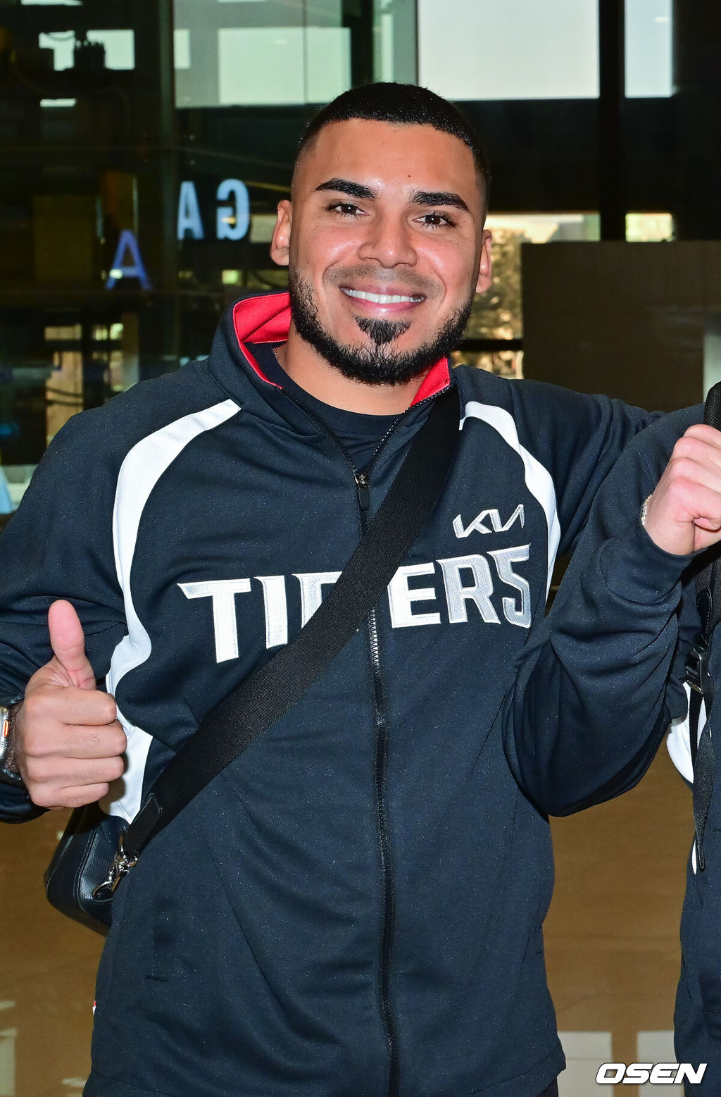 2026시즌 스프링캠프 나서는 KIA 코칭스태프와 외국인 선수들이 22일 김포국제공항을 통해 일본 아마미오시마로 출국했다. 지난해 미국 캘리포니아 어바인에서 훈련했던 KIA는 일본 가고시마현의 외딴섬인 아마미오시마로 1차 훈련지로 정했다. 심재학 KIA 단장은 “미국에서 훈련해서 원하던 결과를 얻지 못했다”면서 “시차 등을 고려해도 일본이 낫다고 평가했다. 현지 실사를 했을 때 훈련에만 집중하기 딱 좋은 환경이었다”고 밝혔다. KIA 카스트로가 포즈를 취하고 있다.      2026.01.22 / soul1014@osen.co.kr