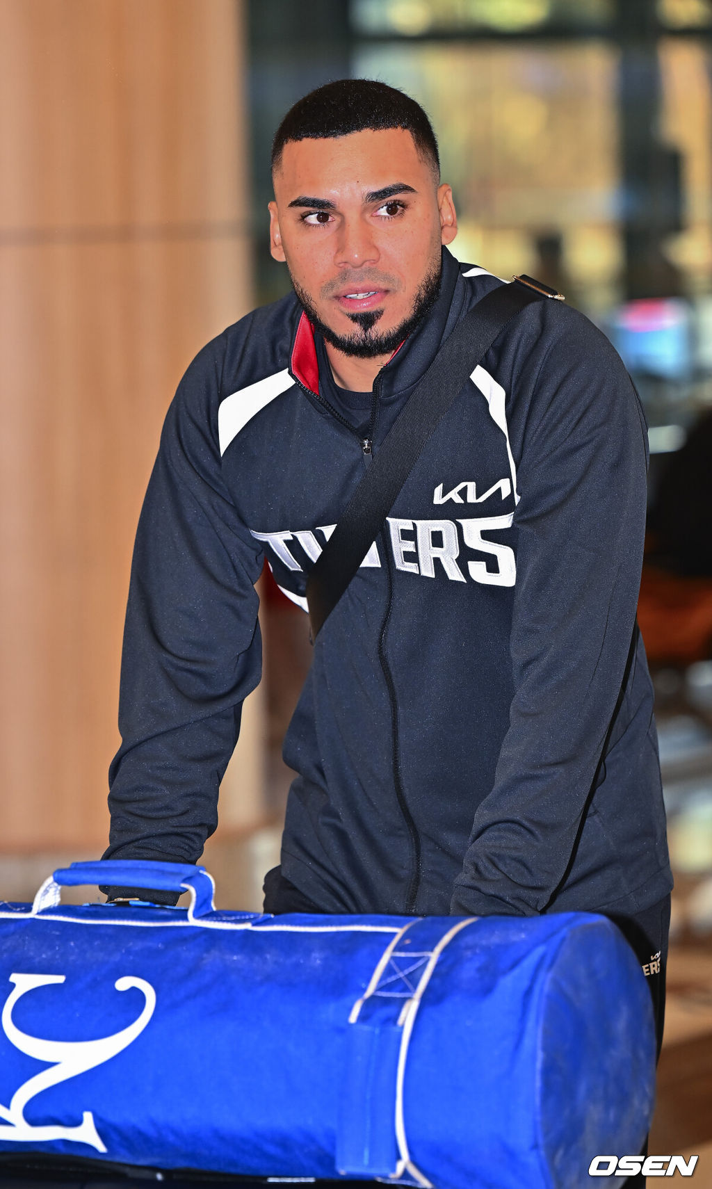 2026시즌 스프링캠프 나서는 KIA 코칭스태프와 외국인 선수들이 22일 김포국제공항을 통해 일본 아마미오시마로 출국했다. 지난해 미국 캘리포니아 어바인에서 훈련했던 KIA는 일본 가고시마현의 외딴섬인 아마미오시마로 1차 훈련지로 정했다. 심재학 KIA 단장은 “미국에서 훈련해서 원하던 결과를 얻지 못했다”면서 “시차 등을 고려해도 일본이 낫다고 평가했다. 현지 실사를 했을 때 훈련에만 집중하기 딱 좋은 환경이었다”고 밝혔다. KIA 카스트로가 출국장으로 들어서고 있다.       2026.01.22 / soul1014@osen.co.kr