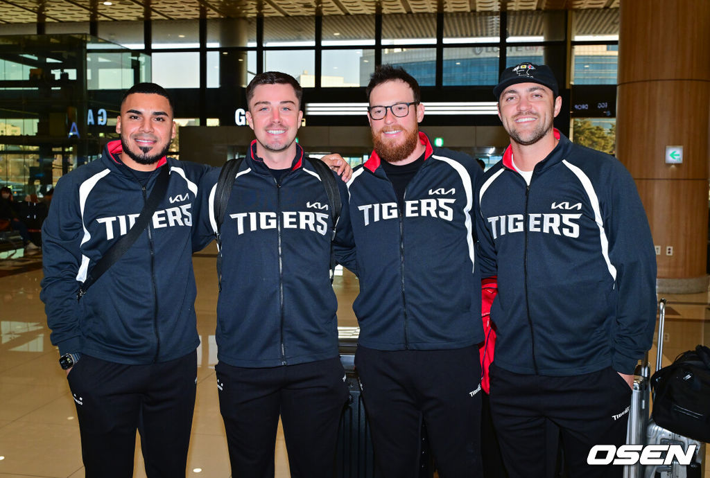 2026시즌 스프링캠프 나서는 KIA 코칭스태프와 외국인 선수들이 22일 김포국제공항을 통해 일본 아마미오시마로 출국했다. 지난해 미국 캘리포니아 어바인에서 훈련했던 KIA는 일본 가고시마현의 외딴섬인 아마미오시마로 1차 훈련지로 정했다. 심재학 KIA 단장은 “미국에서 훈련해서 원하던 결과를 얻지 못했다”면서 “시차 등을 고려해도 일본이 낫다고 평가했다. 현지 실사를 했을 때 훈련에만 집중하기 딱 좋은 환경이었다”고 밝혔다. KIA 외국인 선수 카스트로와 올러, 데일, 네일이 포즈를 취하고 있다.  2026.01.22 / soul1014@osen.co.kr