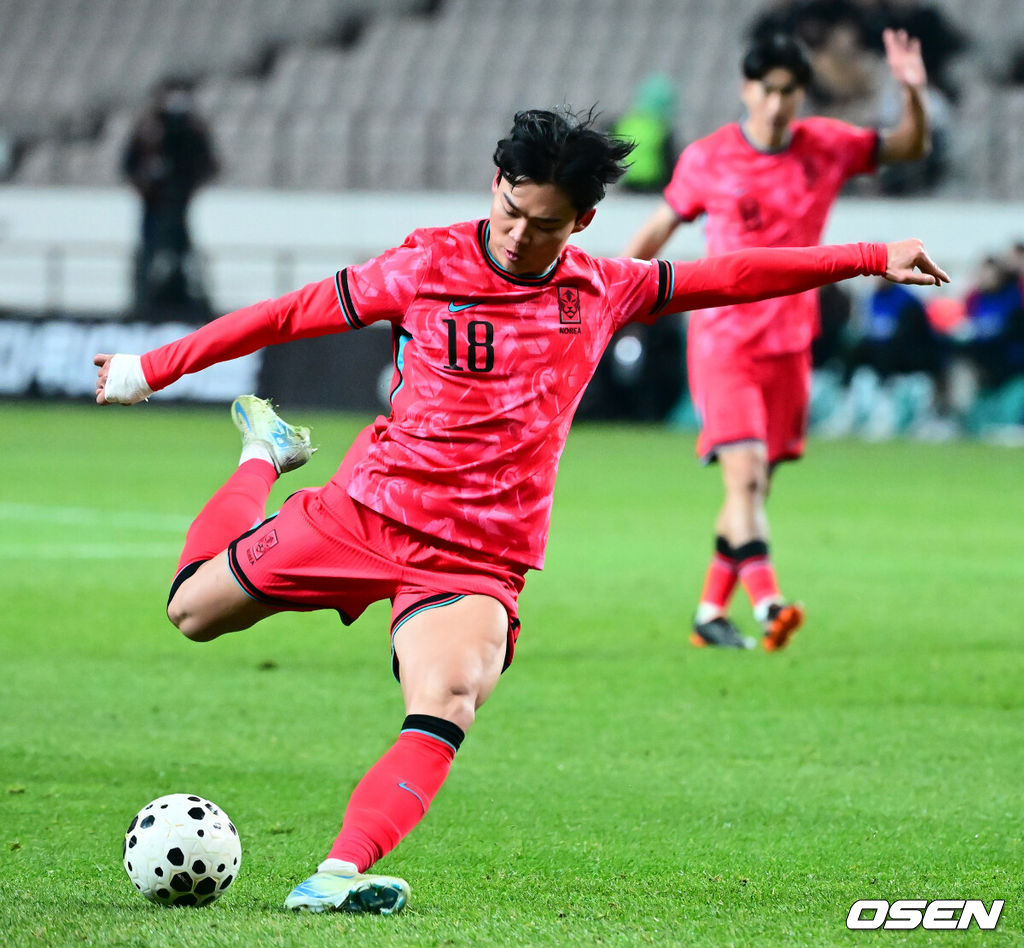 홍명보 감독이 이끄는 대한민국 축구대표팀이 18일 오후 서울월드컵경기장에서 아프리카 강호 가나와 평가전을 가졌다.홍명보호의 2025년의 끝을 장식할 경기다. 내달 2026 국제축구연맹(FIFA) 북중미 월드컵 조 추첨을 앞두고 열리는 마지막 평가전이기도 하다. 현재 한국은 가나전 결과와 상관없이 사실상 월드컵 포트 2가 확정된 상태다. 아프리카 예선을 뚫고 북중미행에 성공한 가나는 FIFA 랭킹 73위다. 22위 한국보다는 51계단 낮다. 하지만 통산 전적에서 4승 3패로 한국보다 우위다. 후반 대한민국 오현규가 터닝슛을 시도하고 있다. 2025.11.18 /jpnews@osen.co.kr