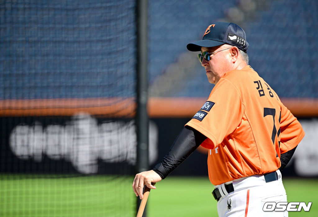 25일 대전 한화생명볼파크에서 ‘2025 신한 SOL Bank KBO리그’ 한화 이글스와 SSG 랜더스의 경기가 열린다.홈팀 한화는 라이언 와이스, 방문팀 SSG는 드류 앤더슨을 선발로 내세운다.경기를 앞두고 한화 김경문 감독이 선수들의 훈련을 주시하고 있다. 2025.07.25 / dreamer@osen.co.kr