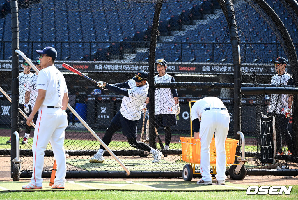 22일 오후 대전 한화생명볼파크에서 2025 신한 SOL Bank KBO리그 한화 이글스와 SSG 랜더스의 경기가 열렸다.한화는 폰세, SSG은 최민준을 선발로 내세웠다.경기에 앞서 한화 선수들이 타격 훈련을 하고 있다. 2025.08.22 /sunday@osen.co.kr