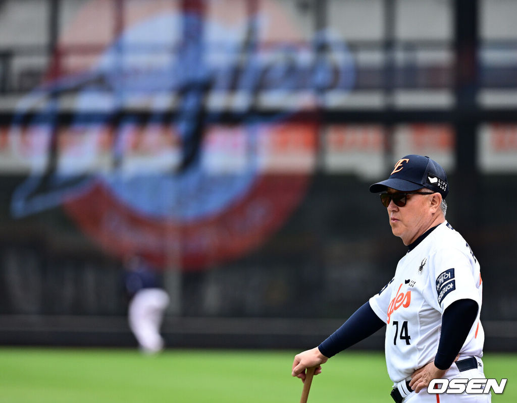 14일 대전 한화생명볼파크에서 2025 신한 SOL Bank KBO리그 한화 이글스와 LG 트윈스의 경기가 열렸다.LG가 40승 26패 1무(승률 .606)로 1위, 한화는 40승 27패(승률 .597)로 2위다. 0.5경기 차이다. 경기 결과에 따라 1위가 바뀔 수도 있다. 이날 한화는 폰세, LG는 임찬규를 선발로 내세웠다.한화 김경문 감독이 훈련을 지켜보고 있다. 2025.06.14 /jpnews@osen.co.kr