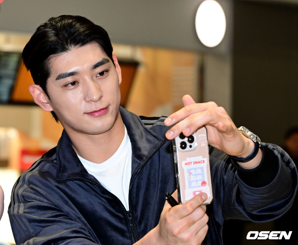 미국 메이저리그 샌프란시스코 자이언츠 이정후가 2026 시즌을 위해 21일 오후 인천공항을 통해 미국으로 출국했다.이정후는 LA에서 개인 훈련을 진행한 뒤 팀 스프링캠프가 열리는 애리조나주 스코츠데일로 이동할 계획이다.이정후가 출국하며 팬들과의 만남을 갖고 있다. 2026.01.21 / dreamer@osen.co.kr